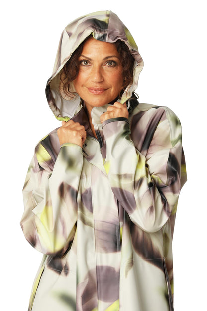 Munstruð hnésíð regnkápa með leðuról